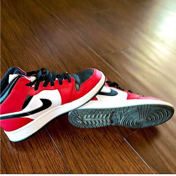 Jordan 1 Mid
Chicago Toe - Picture 2 of 3